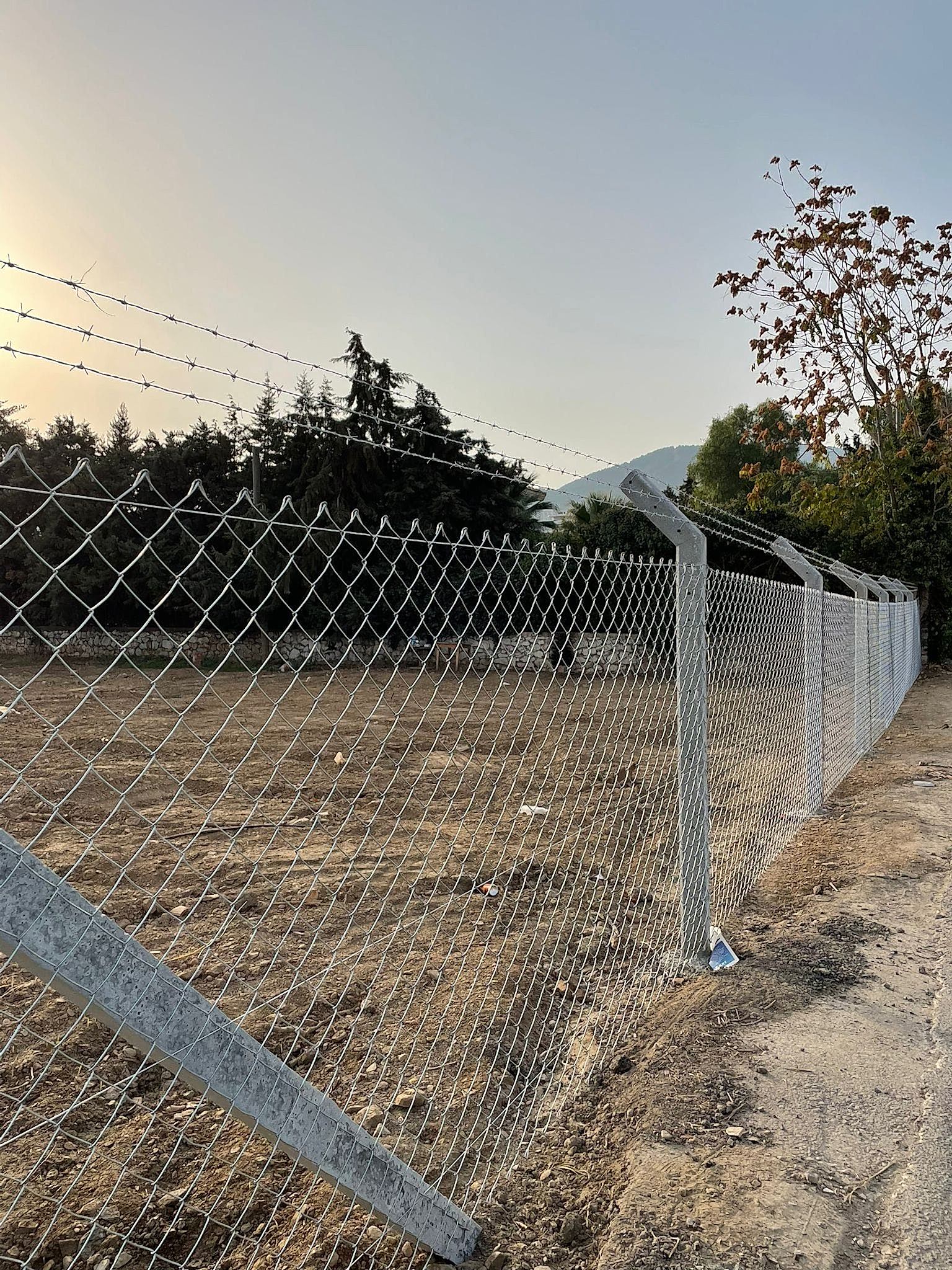 Güvenlik Çiti, Koruma Teli, Çit Teli, Tel Bariyer, Galvanizli Tel, Paslanmaz Tel, Jiletli Tel, Endüstriyel Çit, Çiftlik Çiti, Askeri Çit, Sınır Güvenliği, Koruma Bariyeri, Tel Engeli, Güvenlik Duvarı, Dayanıklı Tel